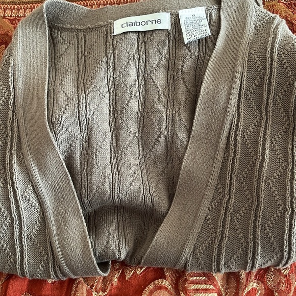 Vintage Men’s Claiborne XL sweater vest, in excellent condition in a taupe color - Picture 7 of 7